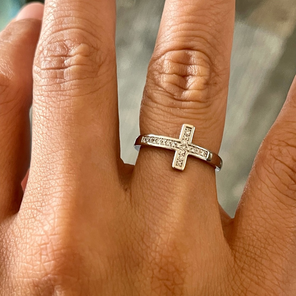 Silver plated modern zircon cross Sz 7 ring